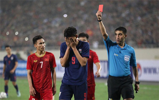 Supachai từng phải nhận thẻ đỏ vì hành vi phi thể thao với Đình Trọng