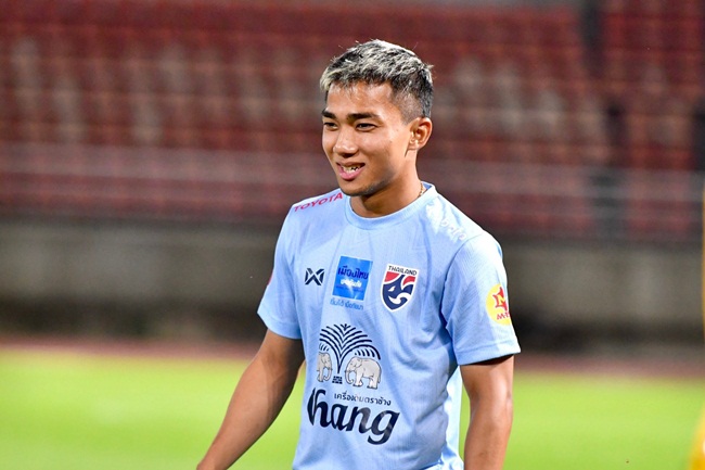 Trong trận đấu giữa Việt Nam - Thái Lan diễn ra tối ngày 5/9/2019, phía Thái Lan có cái tên được chú ý nhiều là Chanathip Songkrasin. Hiện, cầu thủ này đang thi đấu ở Giải bóng đá vô địch quốc gia Nhật Bản  J League, tại câu lạc bộ Hokkaido Consadole Sapporo