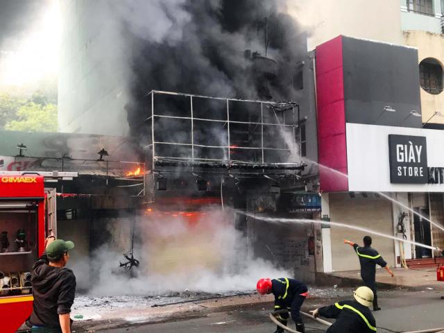 Tin tức trong ngày - Lửa bao trùm căn nhà ở Sài Gòn, 2 người gào khóc trên sân thượng