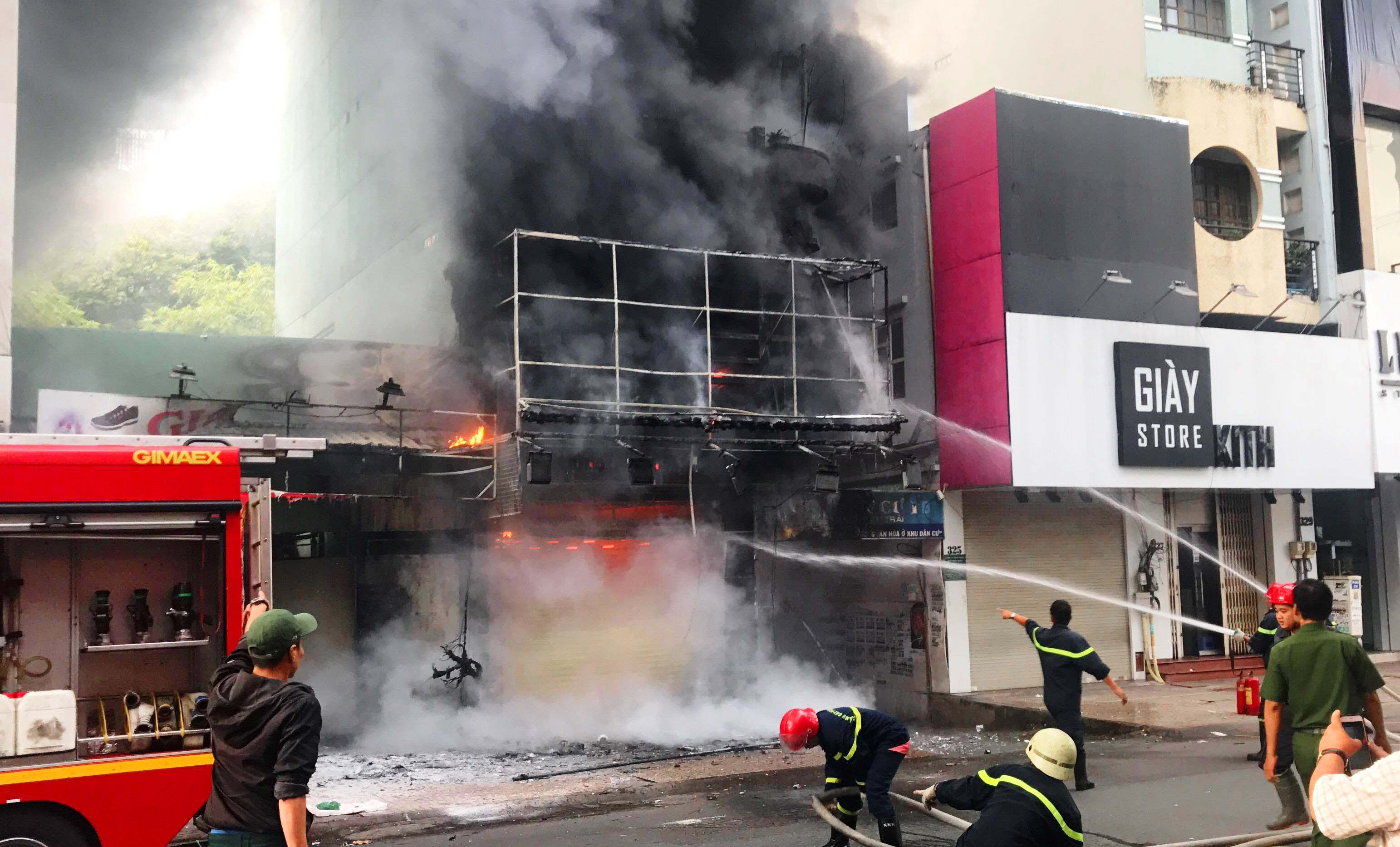 Ngọn lửa bùng cháy dữ dội căn nhà ở Sài Gòn kèm theo khói đen bốc lên cuồn cuộn