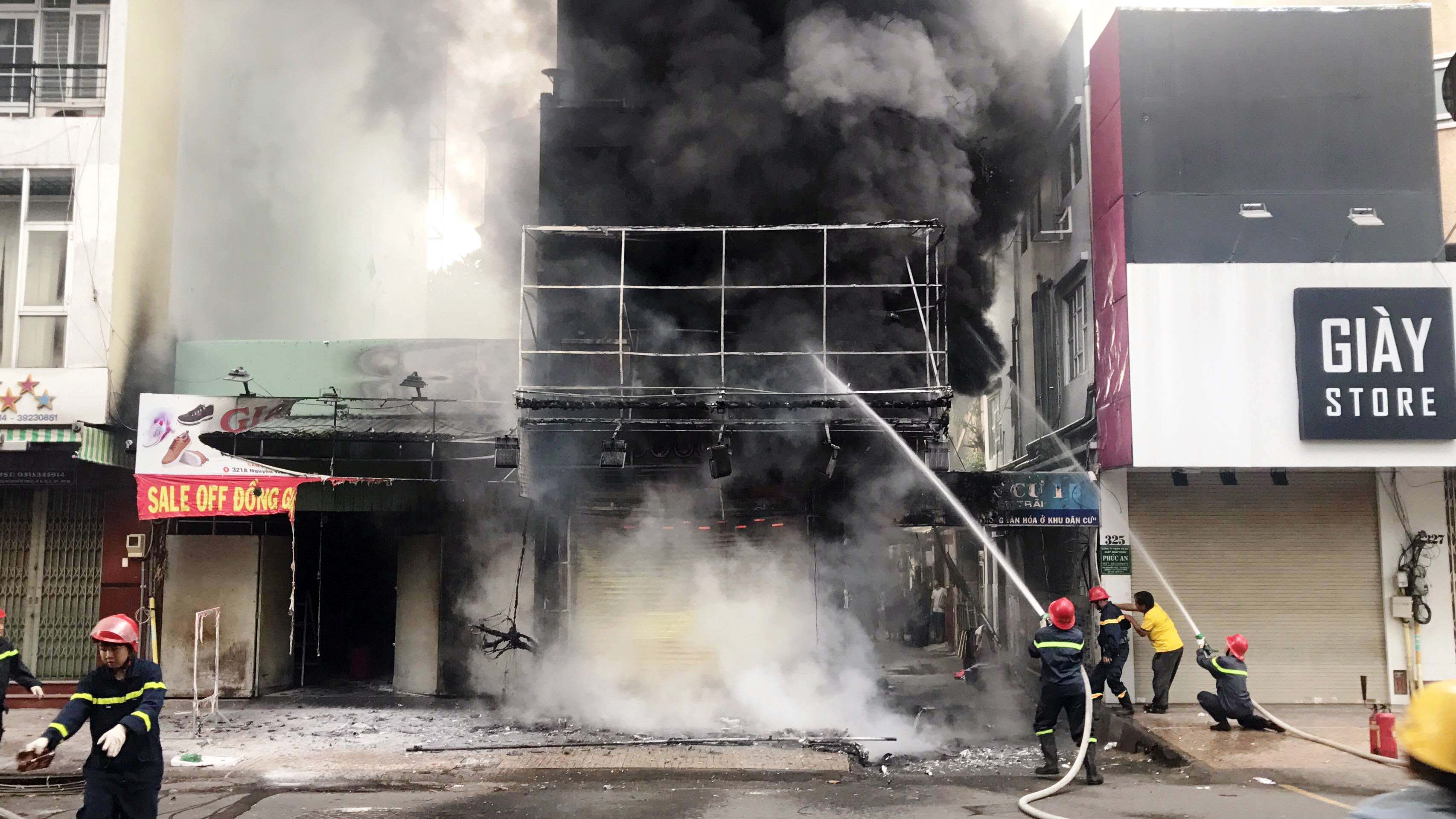 Cảnh sát có mặt cứu hộ cứu nạn, dập lửa.