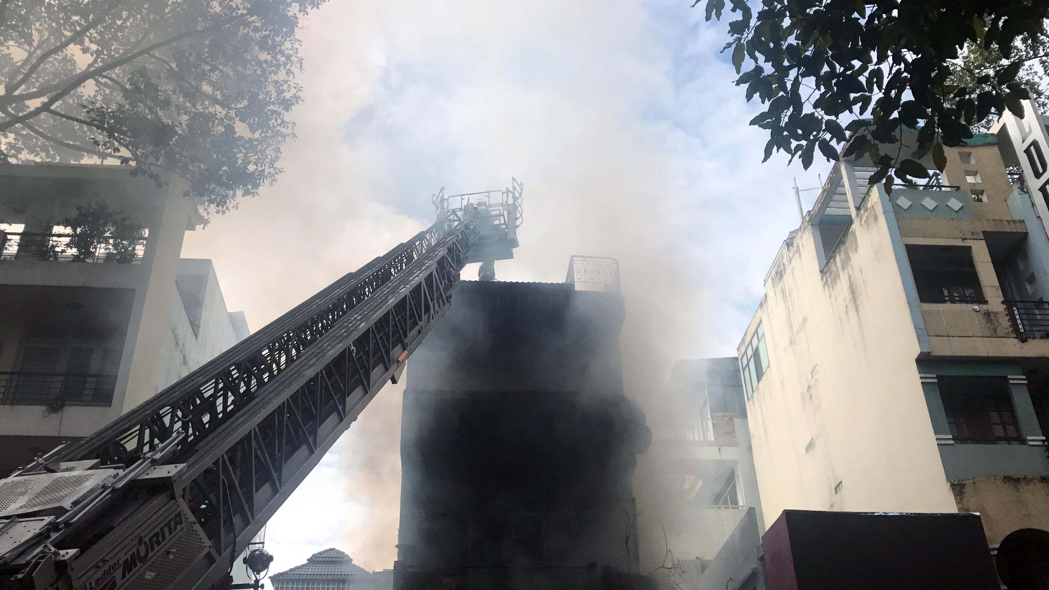 Xe thang được triển khai lên sân thượng của căn nhà giải cứu cặp vợ chồng mắc kẹt