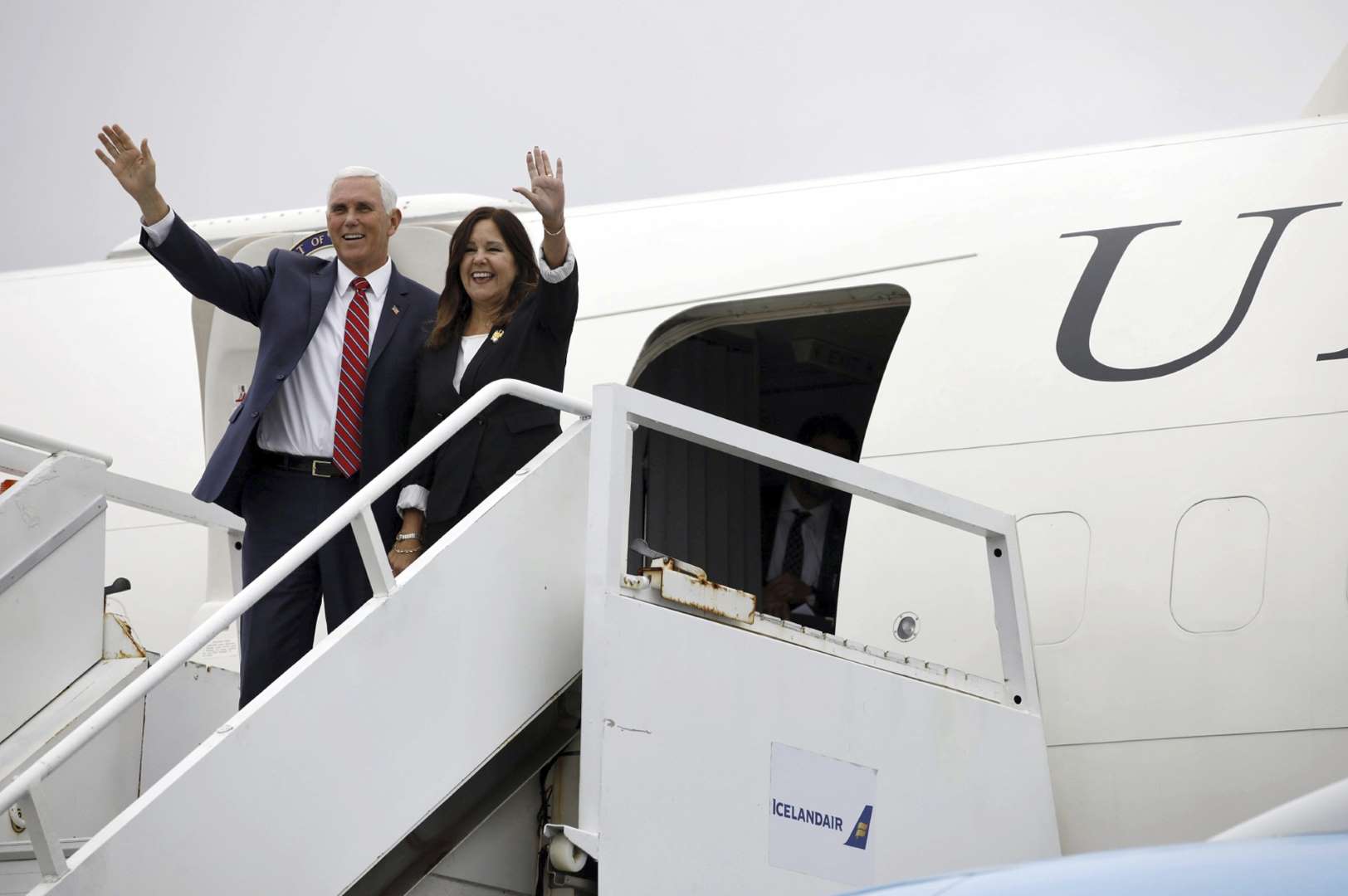 Phó Tổng thống Mỹ Mike Pence đến Iceland với một lực lượng an ninh hùng hậu (Ảnh: AP)