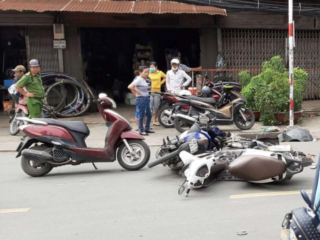 Tin tức trong ngày - Ô tô đâm hàng loạt phương tiện, xe máy ngã rạp trên phố Sài Gòn