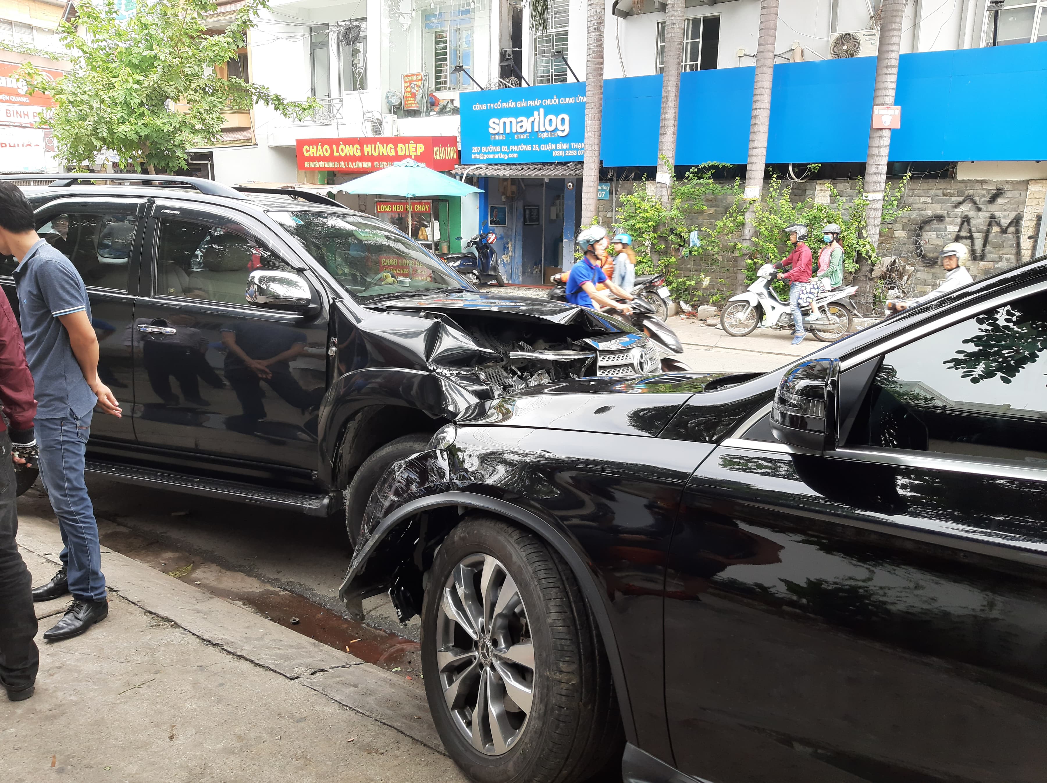 Ô tô hiệu Mercedes tông vào một ô tô khác đậu ven đường