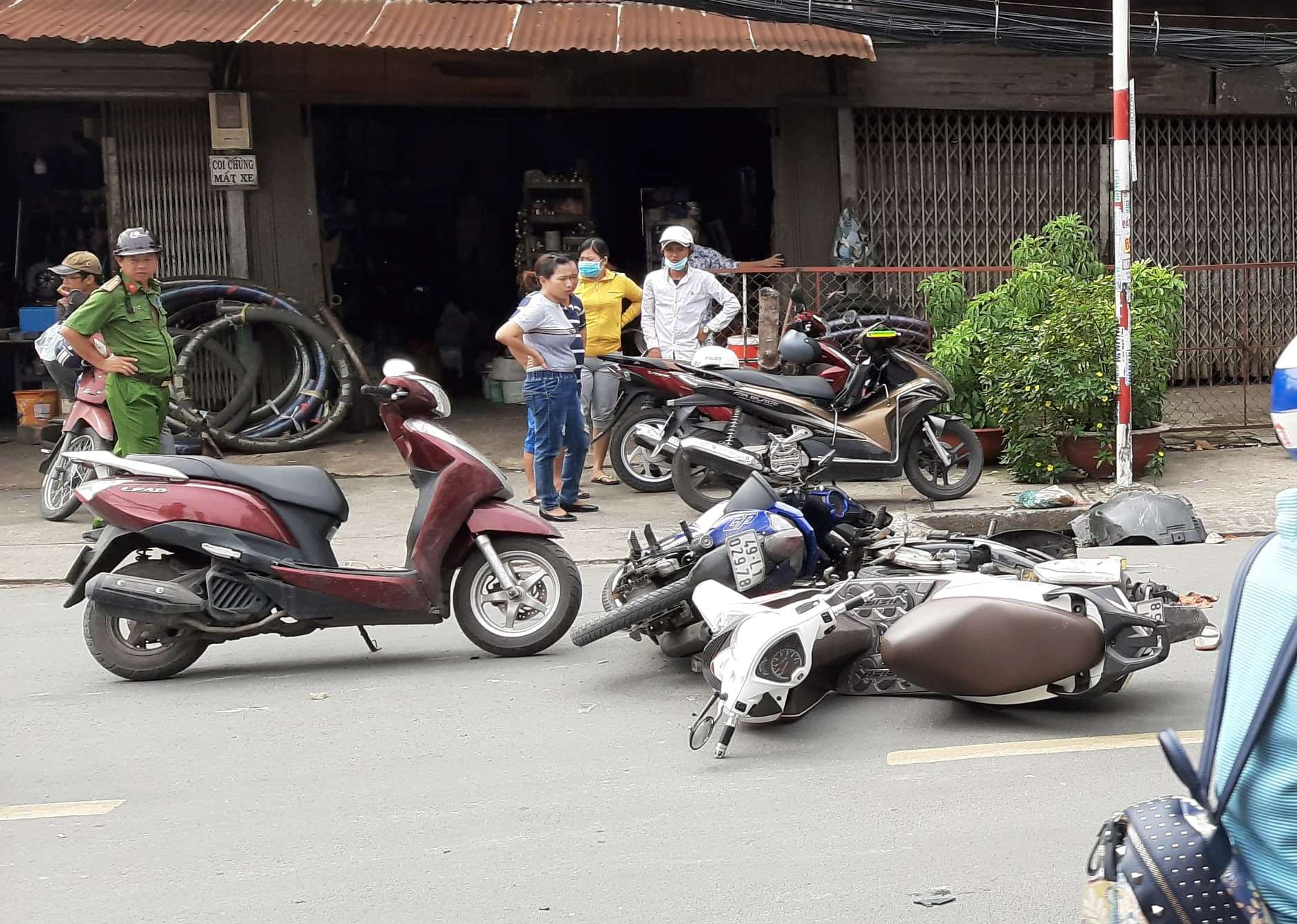 4 người bị thương nhưng trong đó có 2 người bị thương nặng được chuyển đi cấp cứu