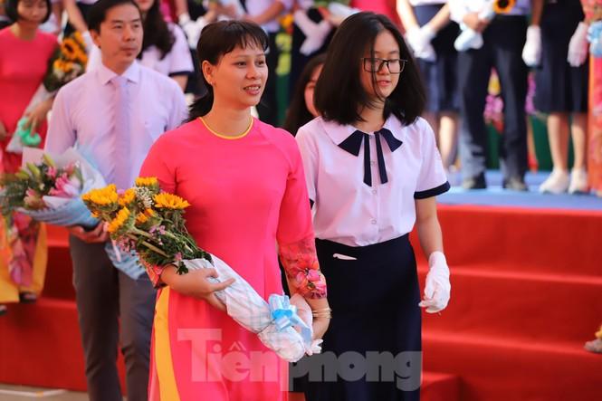 Cô trò nắm tay nhau trong buổi lễ khai giảng. Đây là những em học sinh khối lớp 10 của trường THPT Lê Quý Đôn. Ảnh Văn Minh