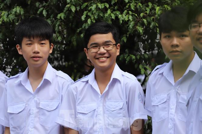 Các bạn học sinh năm cười tươi. Ảnh Văn Minh