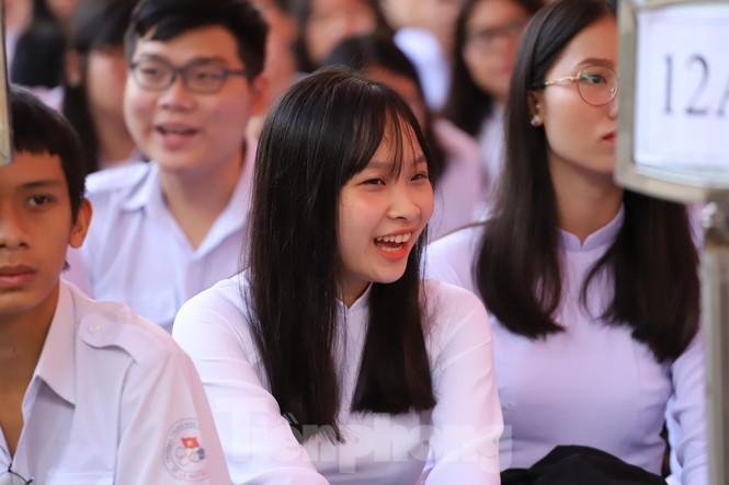 Theo Sở GD&amp;ĐT TPHCM, năm học này, TPHCM có hơn 1,7 triệu học sinh, tăng 75.000 so với năm ngoái. Trong đó, bậc tiểu học hơn 663.000 học sinh, bậc THCS hơn 442.000 và THPT hơn 238.000. Ảnh Văn Minh