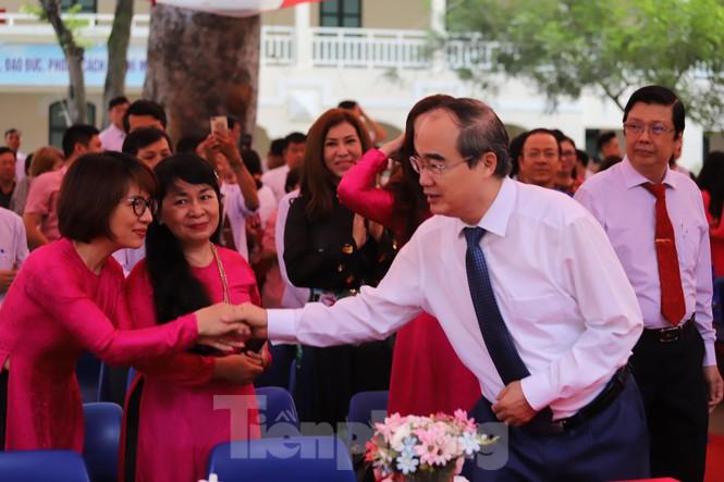 Buổi lễ khai giảng có sự tham dự của ông Nguyễn Thiện Nhân, Bí thư Thành ủy TPHCM và lãnh đạo Sở GD&amp;ĐT TPHCM, lãnh đạo quận 3. Ảnh Văn Minh