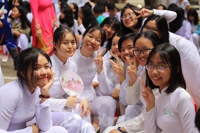Ông Hà Hữu Thạch, hiệu trưởng Trường THPT Lê Quý Đôn, nhắn nhủ học sinh, thầy cô mong mỗi em hãy tin tưởng vào chính mình, hãy tìm&nbsp;những tố chất đặc biệt của bản thân và mạnh dạn phát huy. Ảnh Văn Minh
