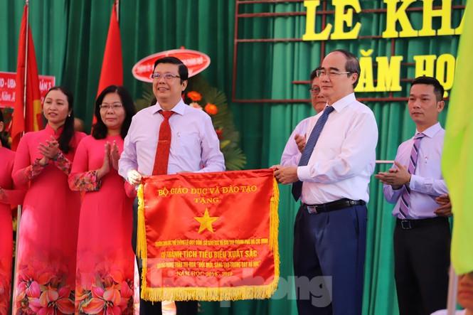 Ông Nguyễn Thiện Nhân cũng nhắn nhủ các em học sinh trường Lê Quý Đôn không chỉ học giỏi mà cần nỗ lực rèn luyện để trở thành công dân tốt và người con hiếu thảo. Ảnh Văn Minh