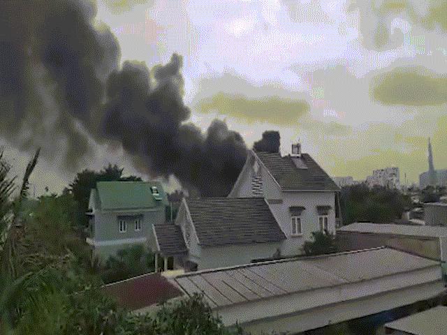 Tin tức trong ngày - Cháy dữ dội, khói đen bốc lên cuồn cuộn “nhấn chìm” cả khu dân cư ở Sài Gòn