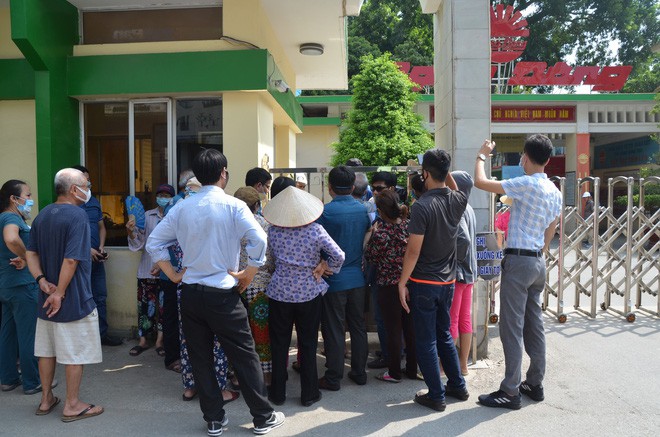 Người dân bịt khẩu trang kéo đến nhà máy Rạng Đông yêu cầu đối thoại - 1