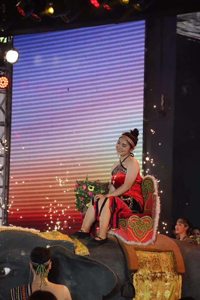 Quán quân Giọng hát Việt mùa thứ 2 trong một lần biểu diễn.