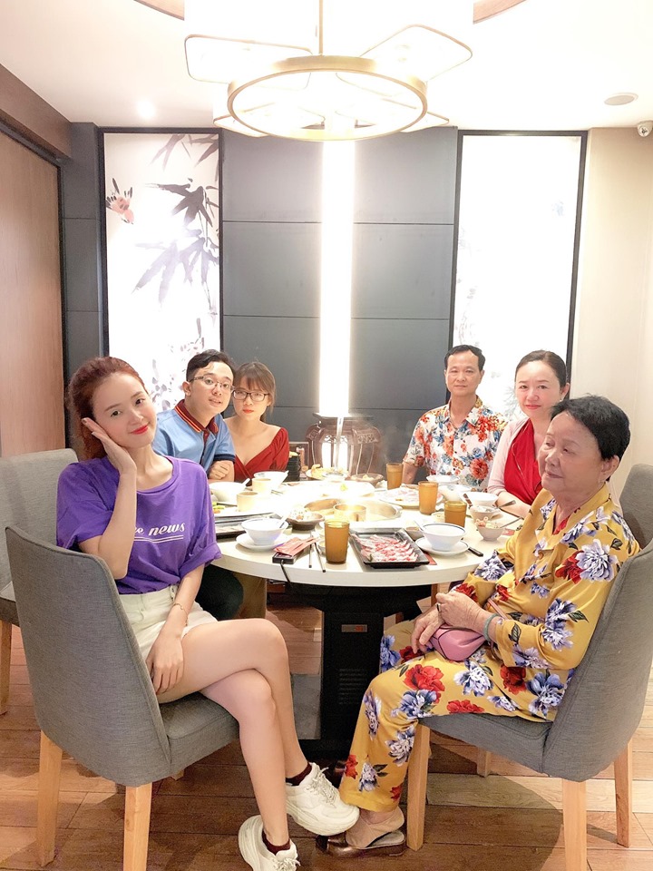 Mới đây, người đẹp cũng chia sẻ ảnh bên các thành viên trong gia đình cùng chúc mừng sinh nhật em trai.