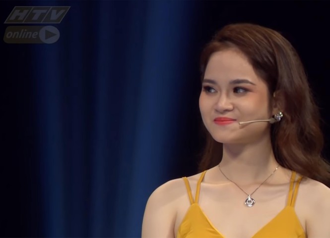 Sau khi xem hết mặt cả 5 chàng trai, Phương Uyên so sánh giữa các chàng trai rồi xin chương trình chọn lại khiến MC và khán giả bất bình