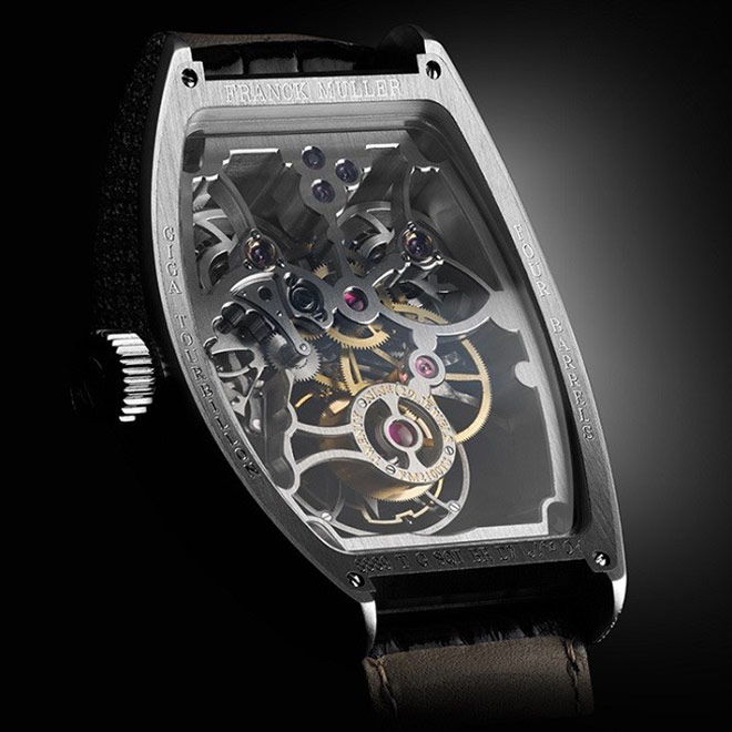 Chiếc Giga Tourbillon với mặt cắt trong suốt cho phép nhìn đầy đủ các bộ phận bên trong