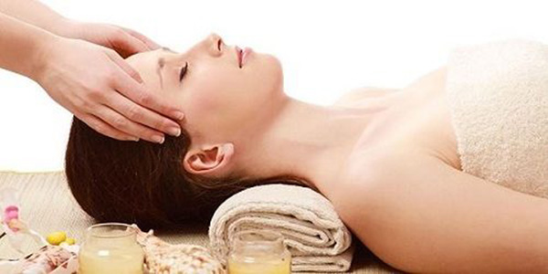 Massage chăm sóc da mặt sau sinh