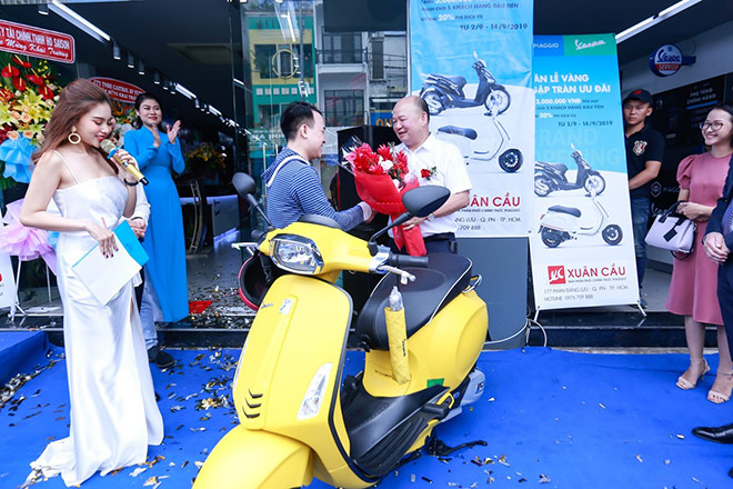 Khách hàng mua xe trong buổi khai trương