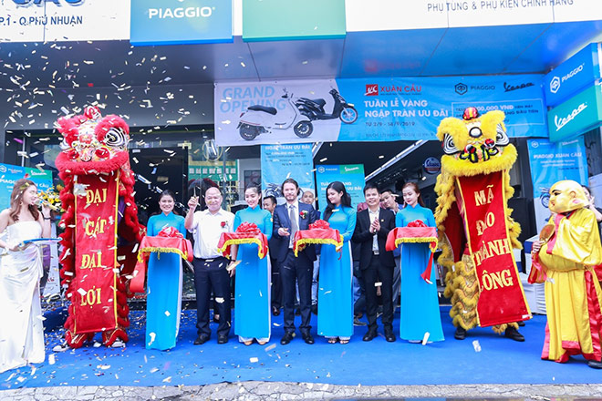 Cắt băng khánh thành khai trương Showroom thứ 9