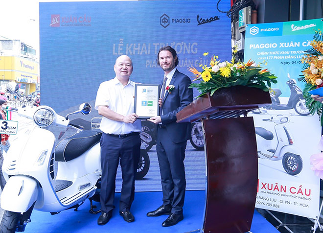 Piaggio Việt Nam trao chứng nhận đại lý