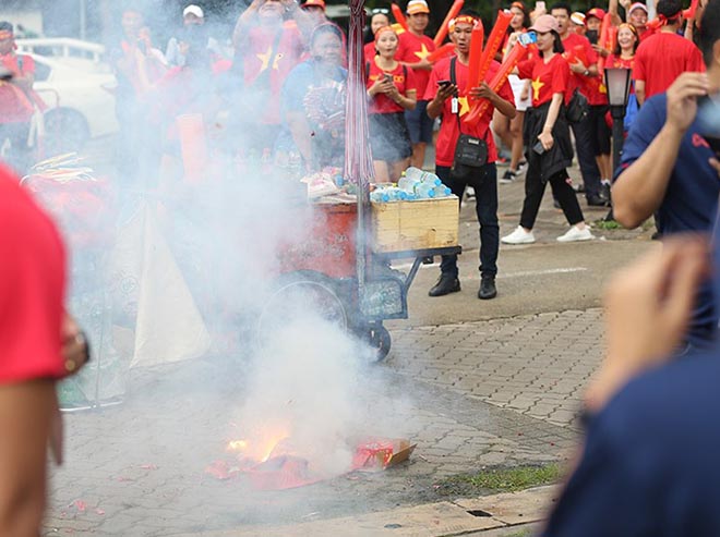 Ở khu vực các fan đội
tuyển Việt Nam bên ngoài sân Thammasat bất ngờ có tiếng pháo
