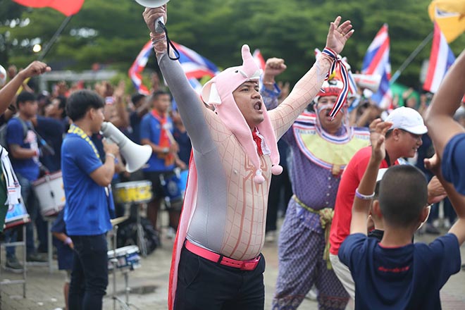 Trực tiếp không khí nóng bỏng ĐT Việt Nam đấu Thái Lan: Fan Việt "nhuộm đỏ" Thammasat - 9