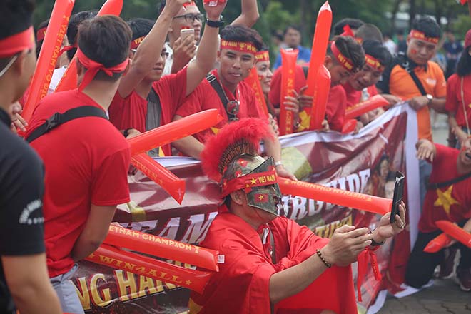 Fan Việt cực kỳ sôi động