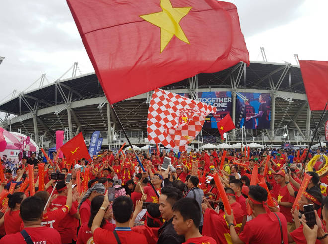 Trực tiếp không khí nóng bỏng ĐT Việt Nam đấu Thái Lan: Fan Việt "nhuộm đỏ" Thammasat - 4