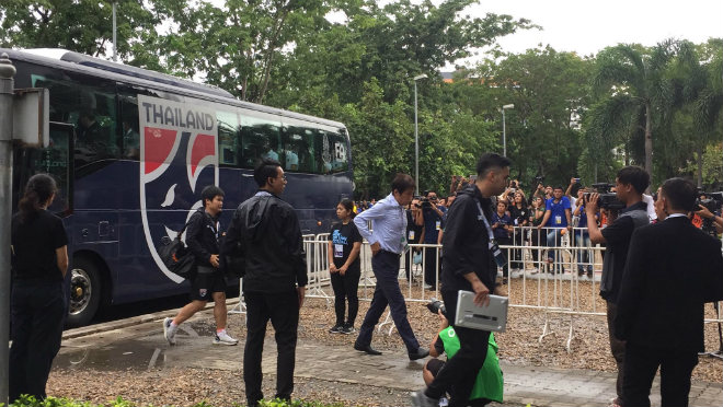 Thầy trò Nishino bước
xuống từ xe buýt