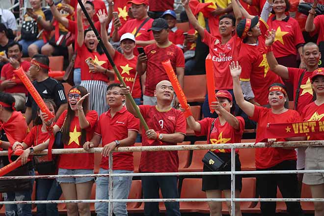 Trực tiếp không khí nóng bỏng ĐT Việt Nam đấu Thái Lan: Fan Việt "nhuộm đỏ" Thammasat - 2