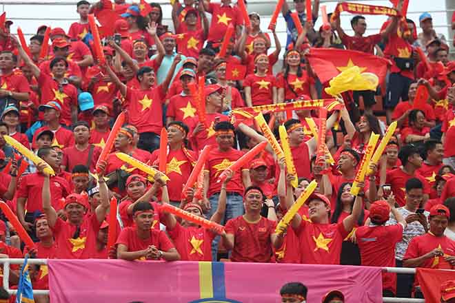 Trực tiếp không khí nóng bỏng ĐT Việt Nam đấu Thái Lan: Fan Việt "nhuộm đỏ" Thammasat - 3