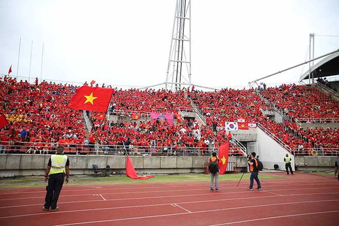 Các fan Việt đã nhanh
chóng kéo vào sân vào tạo nên một màu đỏ rực trên khán đài