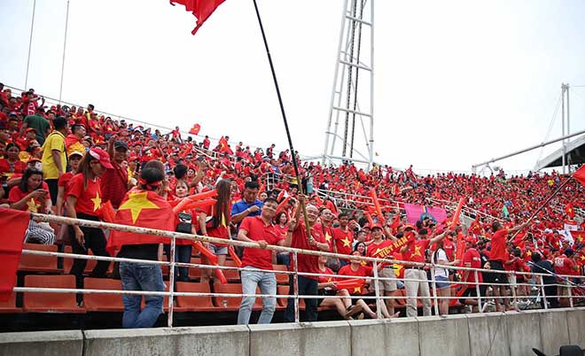 Trực tiếp không khí nóng bỏng ĐT Việt Nam đấu Thái Lan: Fan Việt "nhuộm đỏ" Thammasat - 4