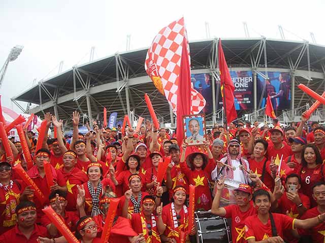 Bóng đá - Trực tiếp không khí nóng bỏng ĐT Việt Nam đấu Thái Lan: Fan Việt "nhuộm đỏ" Thammasat