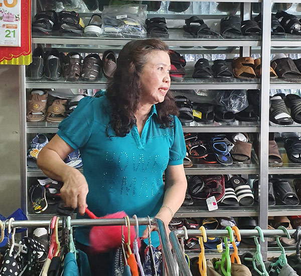 Bà Huệ buôn bán nhiều nên bị khản tiếng