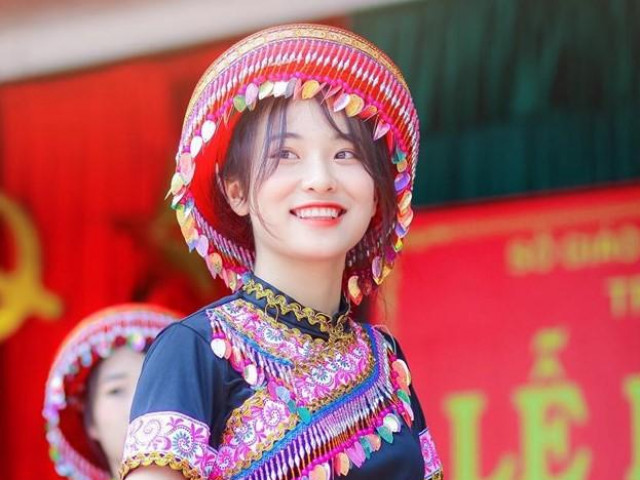 Bạn trẻ - Cuộc sống - Nữ sinh Thái Nguyên múa trong ngày khai giảng gây bão vì quá xinh