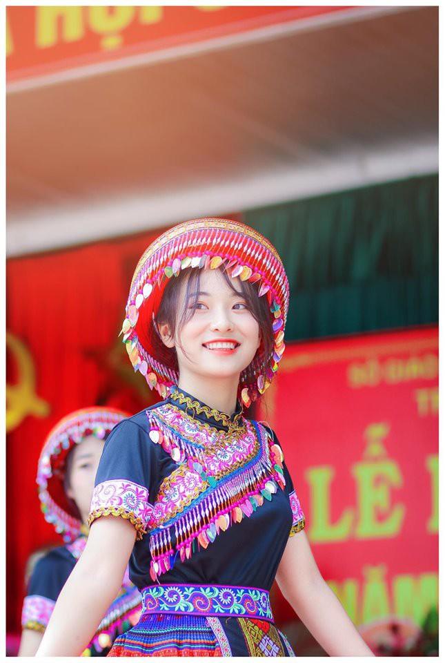 Ngày 5/9, nhiều trường trên toàn quốc đồng loạt tổ chức lễ khai giảng chào mừng năm học mới 2019-2020. Cùng với nhiều hình ảnh của ngày đầu tựu trường, trên mạng xã hội nhiều tài khoản đã chia sẻ hình ảnh về nữ sinh xinh xắn, mặc trang phục dân tộc. Ảnh: FB