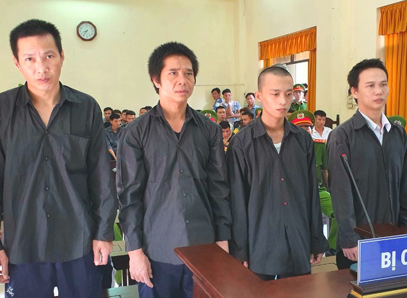 Cao Minh Tuấn (bìa phải) vẫn một mực chối tội vượt ngục tại phiên xét xử. Ảnh: Hiền Đệ