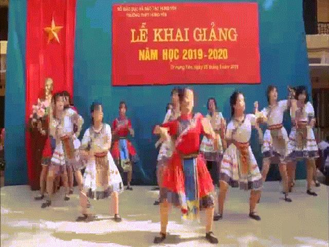 Bạn trẻ - Cuộc sống - Clip: Nữ sinh Hưng Yên nhảy cực chất trong ngày khai giảng