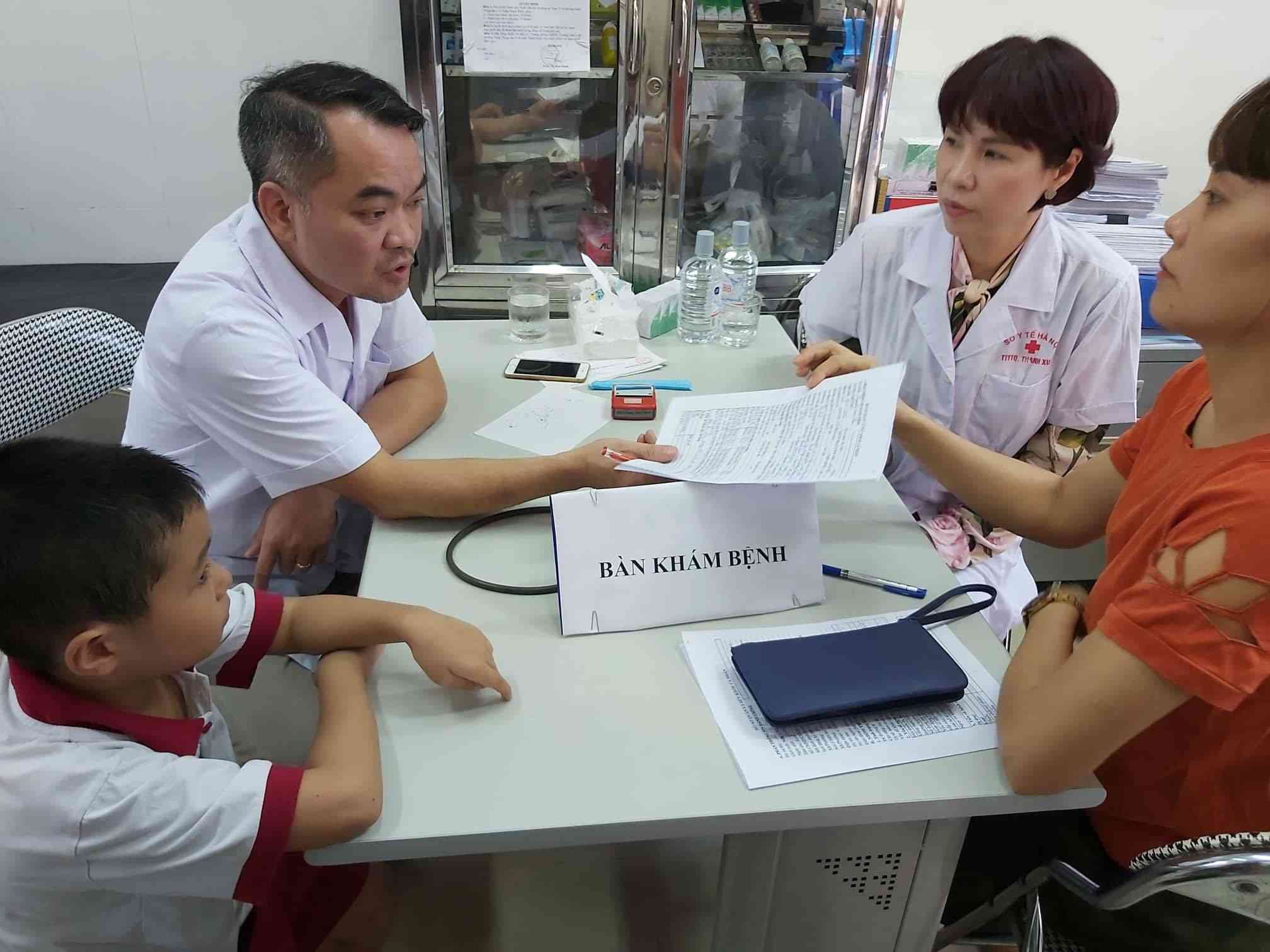 Một số trẻ nhỏ cũng được đưa tới khám vì có dấu hiệu sốt...