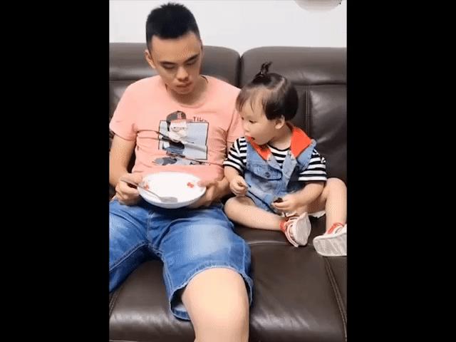 Video Clip Cười - Bé gái mải chơi gặp phải ông bố lầy lội