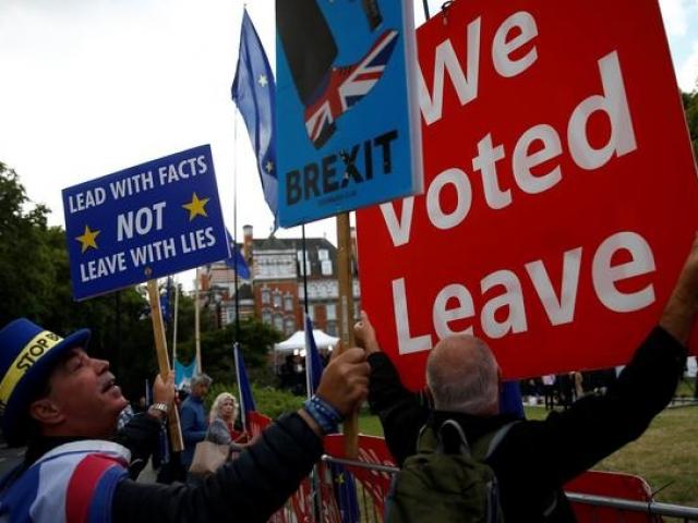 Thế giới - Thủ tướng Anh trúng đòn "kép"