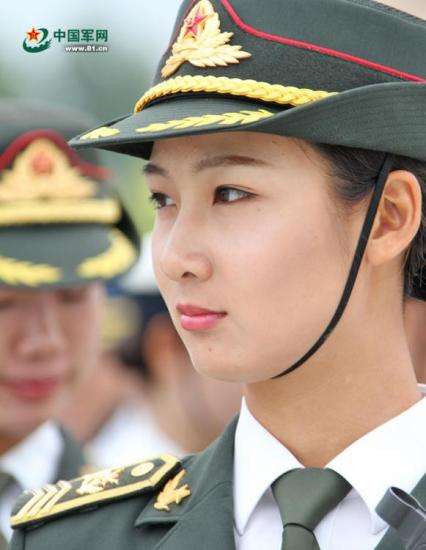 Những ngày gần đây, mạng xã hội Trung Quốc truyền tay nhau hình ảnh về nữ quân nhân xinh đẹp khiến cộng đồng mạng xôn xao. Gương mặt rạng rỡ, sống mũi cao nổi bật giúp cô nhận được nhiều lời khen ngợi.