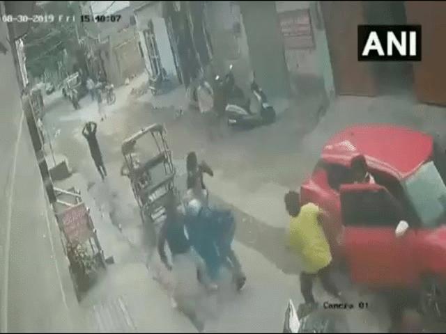 Thế giới - Ấn Độ: Chọn phụ nữ để giật dây chuyền, không ngờ bị túm lại nhanh như cắt, "ăn no đòn"