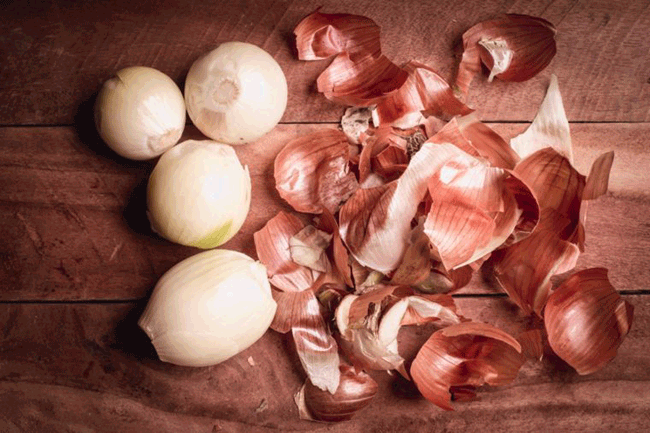 6. Vỏ hành tây có chứa hàm lượng cao quercetin, một loại phytonutrient flavonoid có tác dụng chống viêm, giảm huyết áp, ngăn ngừa mảng bám động mạch và giữ cho trái tim khỏe mạnh. Hành tây đỏ chứa nhiều quercetin hơn hành tây trắng.
