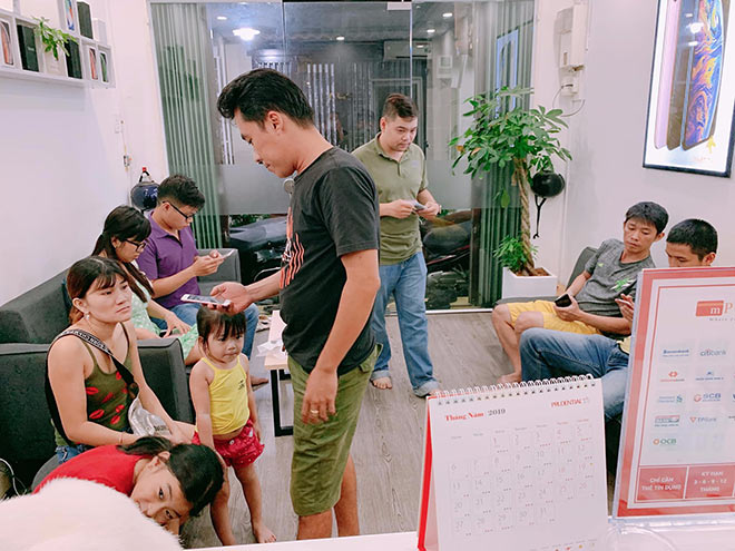 Hình ảnh khách hàng mua iPhone cũ tại Shop iPhone cũ giá rẻ TPHCM