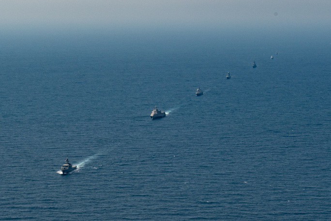 Tàu tuần tra của Hải quân Hoàng gia Thái Lan - HTMS Krabi (OPV-551); tàu tác chiến cận bờ - USS Montgomery (LCS 8) của Mỹ; tàu khu trục lớp Formidable thuộc biên chế của Hải quân Singapore - RSS Tenacious (71); tàu hộ vệ UMS Kyan Sittha (F-12) của Myanmar; tàu tuần tra BRP Ramone Alcaraz (PS16) của Philippines; tàu tuần tra KDB Darulamen (OPV-08) của Brunei và tàu Hải quân 18 của Việt Nam tham gia diễn tập hải quân AUMX - Ảnh: US Navy