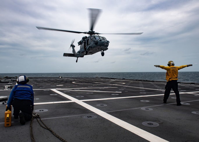 Sĩ quan hải quân Mỹ hướng dẫn trực thăng MH-60S thuộc Phi đội trực thăng tác chiến trên biển 23 trong cuộc diễn tập trên tàu USS Montgomery của Hải quân Mỹ - Ảnh: US Navy